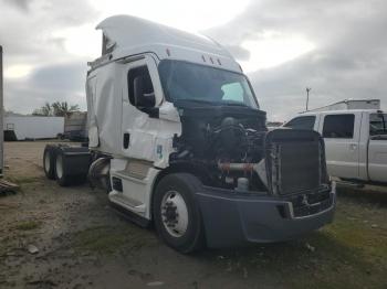  Salvage Freightliner Cascadia 1