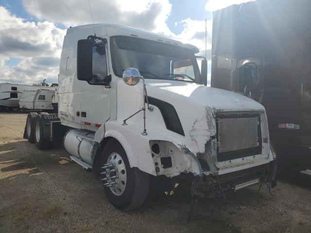  Salvage Volvo Vnl