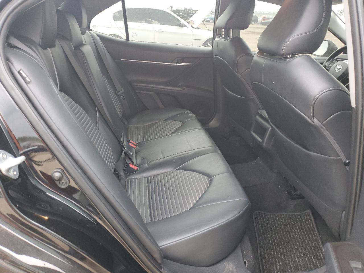 Toyota Camry Se Image 12