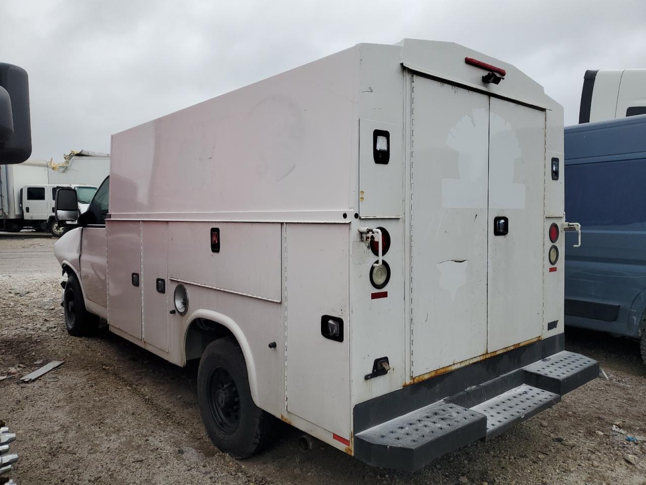 Chevrolet Express Image 2