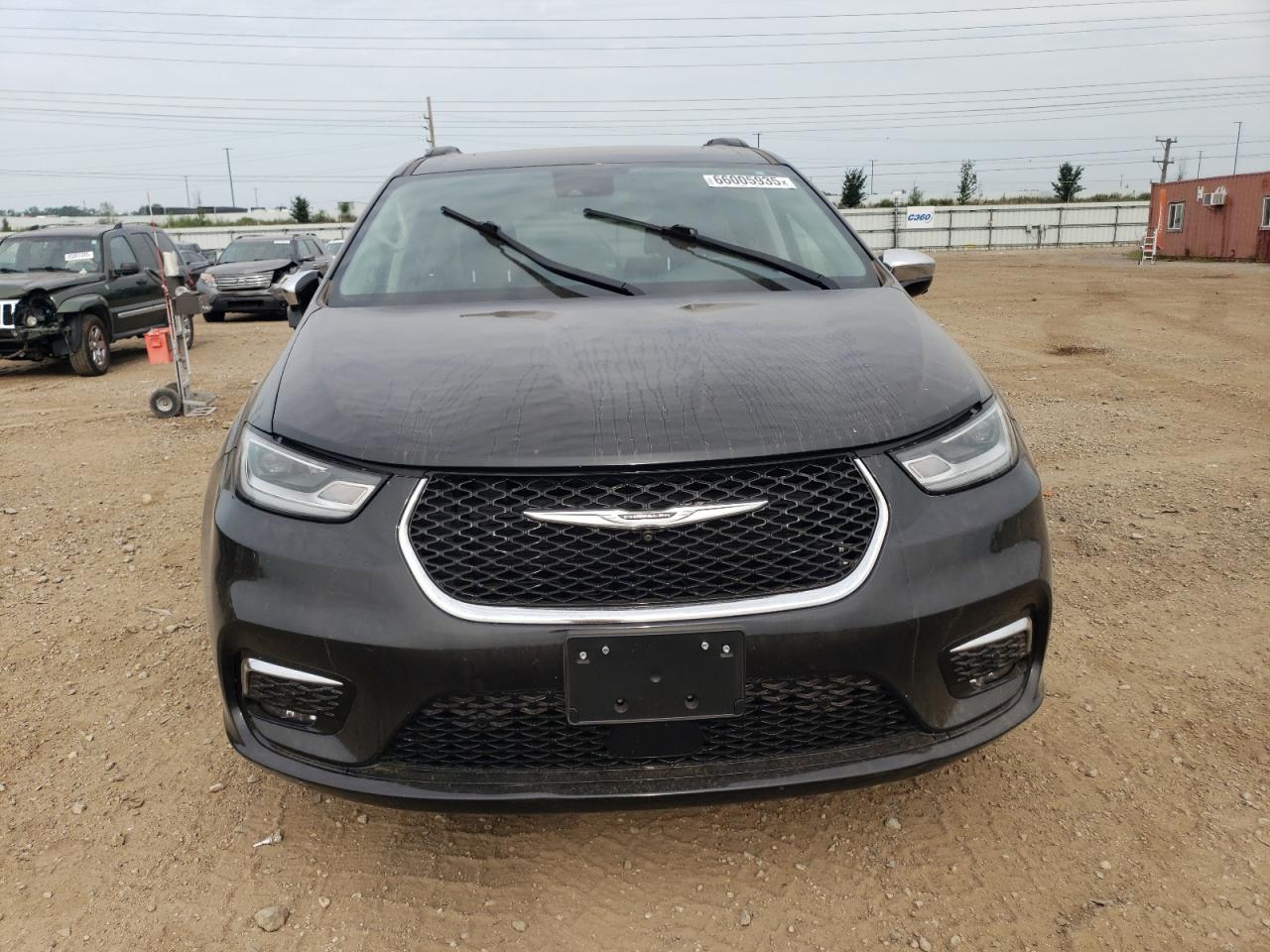 Chrysler Pacifica Limited Image 9