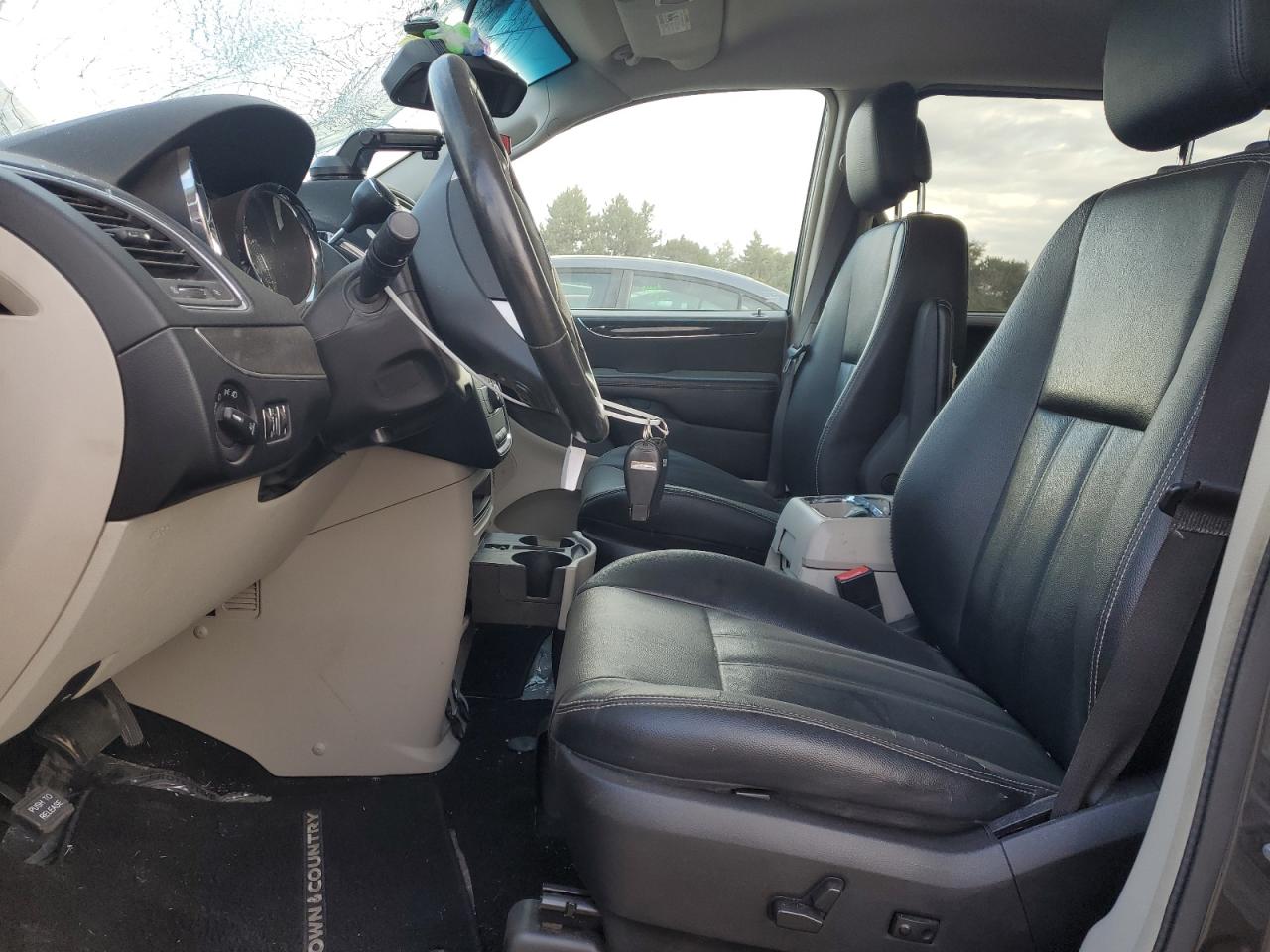 Chrysler Minivan Touring Image 2