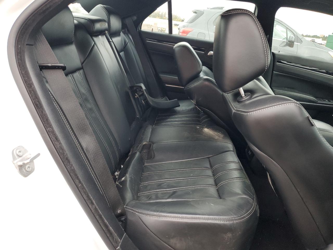 Chrysler 300 S Image 8