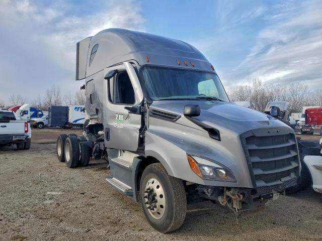  Salvage Freightliner Cascadia 1