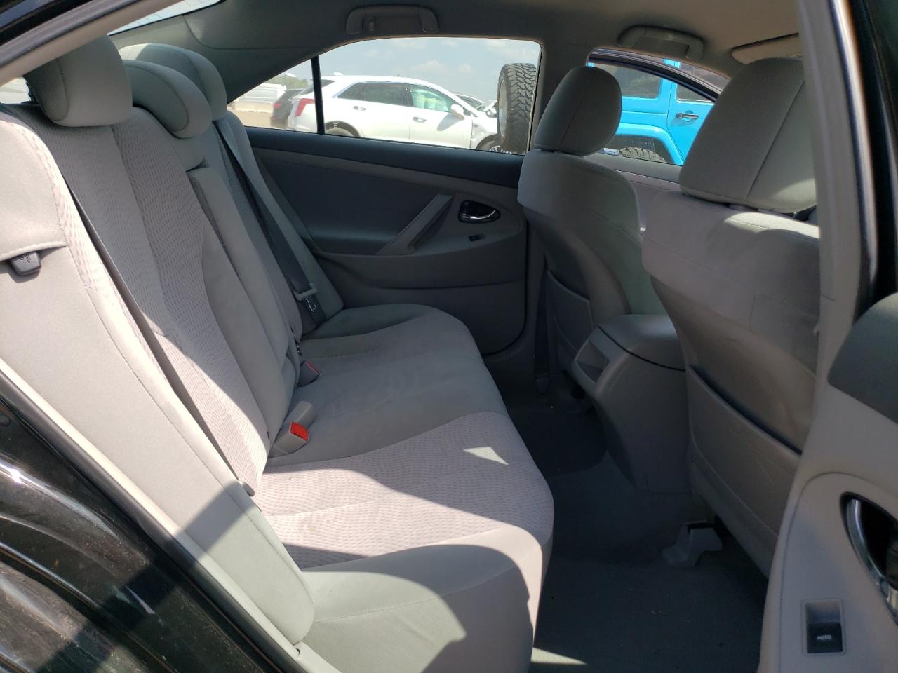 Toyota Camry Base Image 8