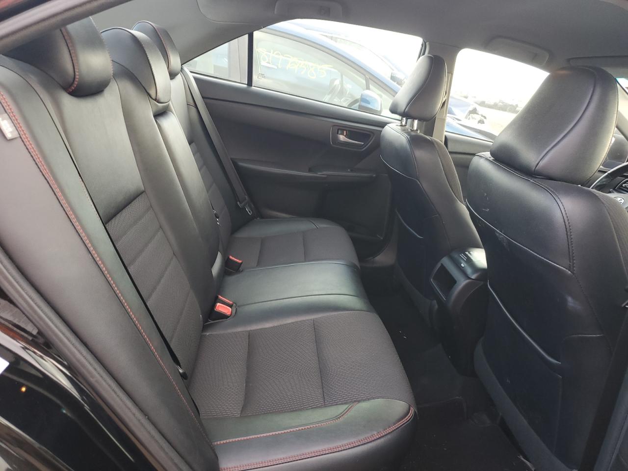 Toyota Camry Le Image 9