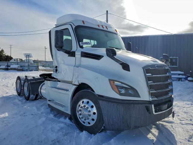  Salvage Freightliner Cascadia 1