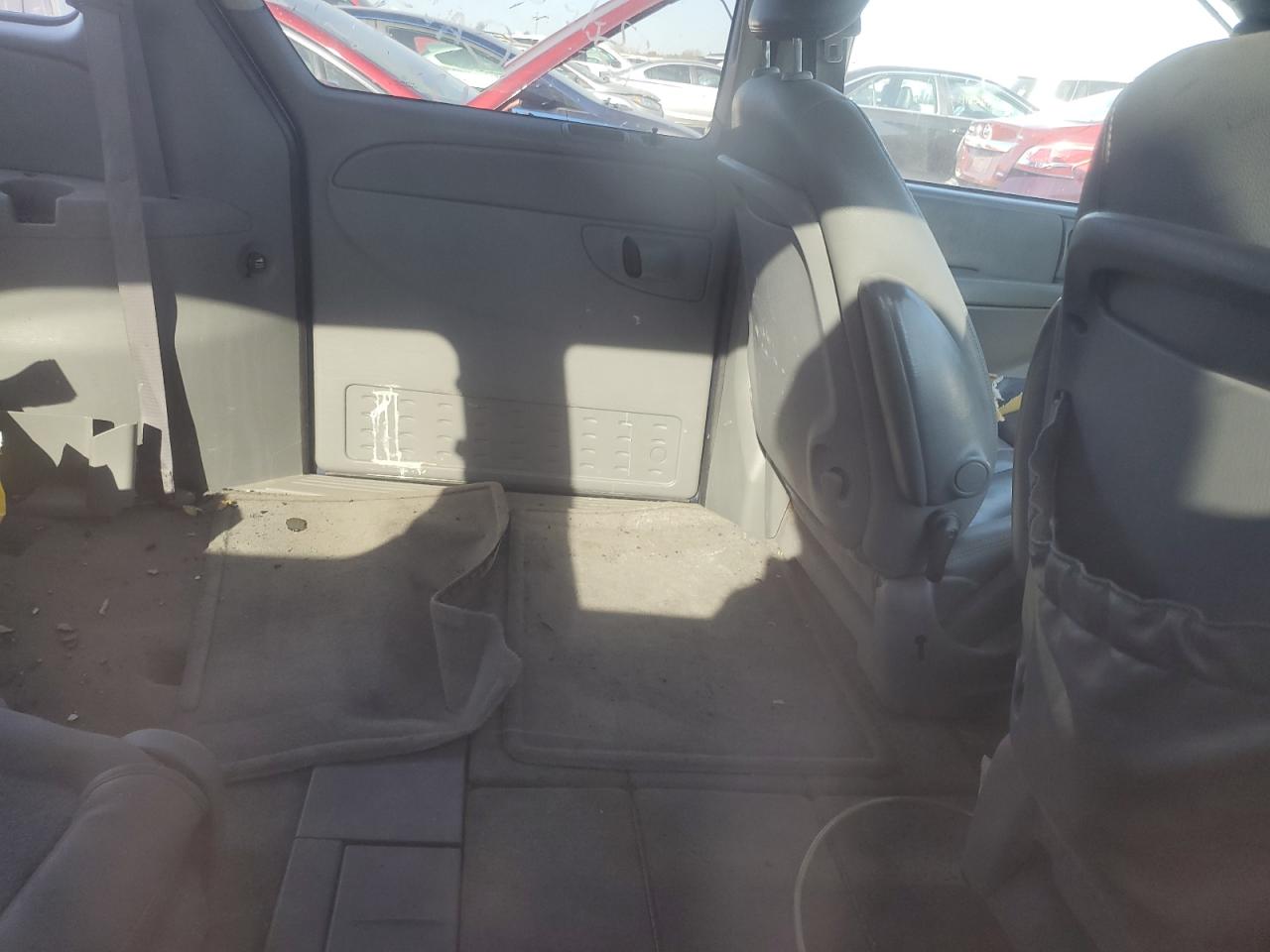 Chrysler Minivan Touring Image 9