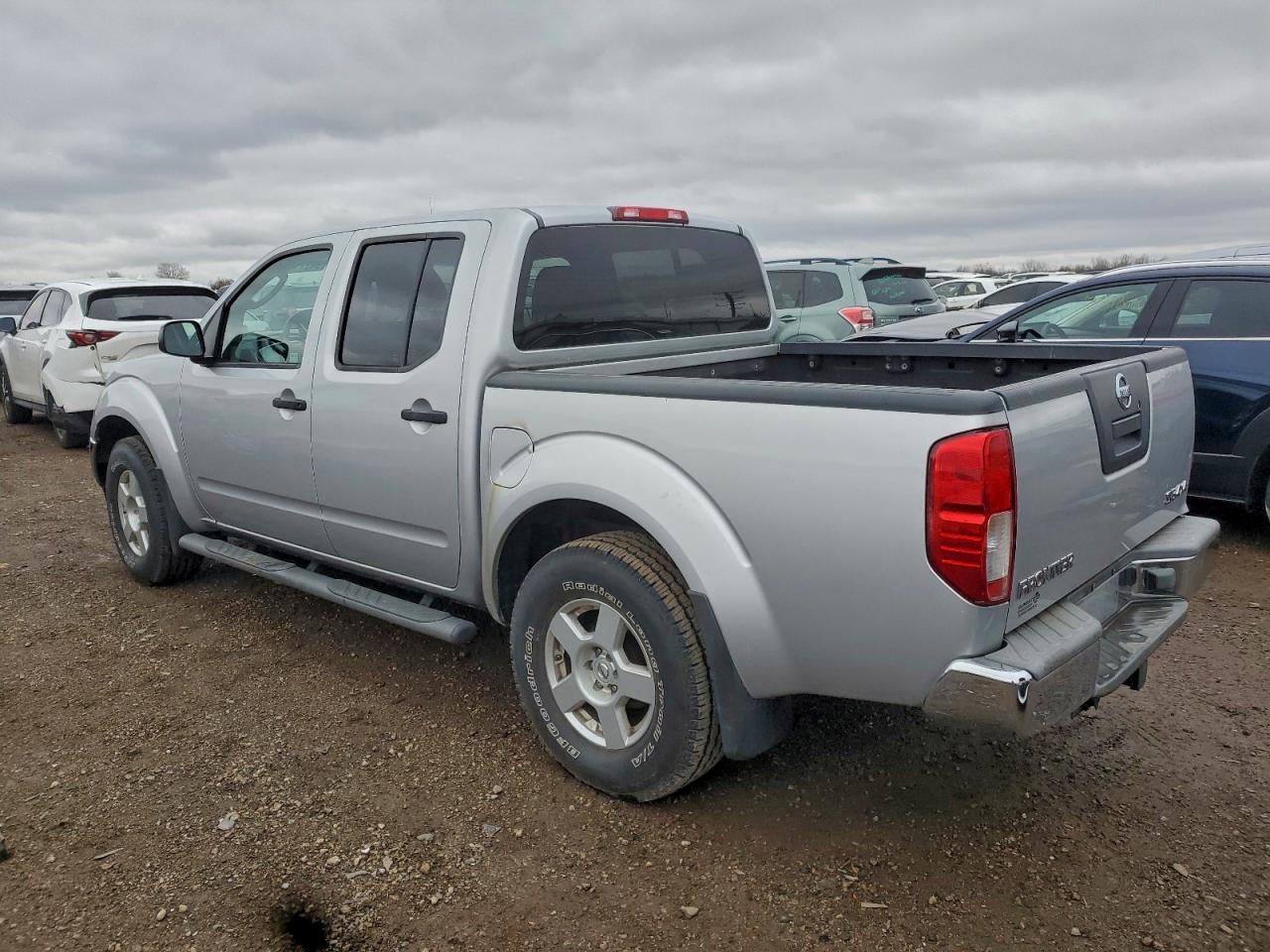 Nissan Frontier Crew Cab Le Image 2