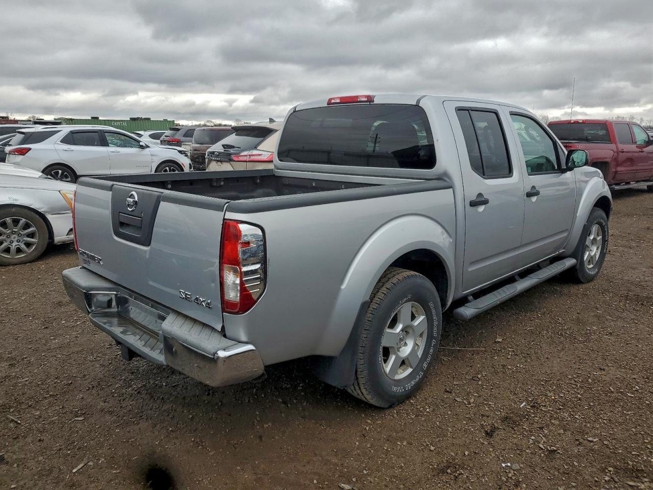 Nissan Frontier Crew Cab Le Image 3