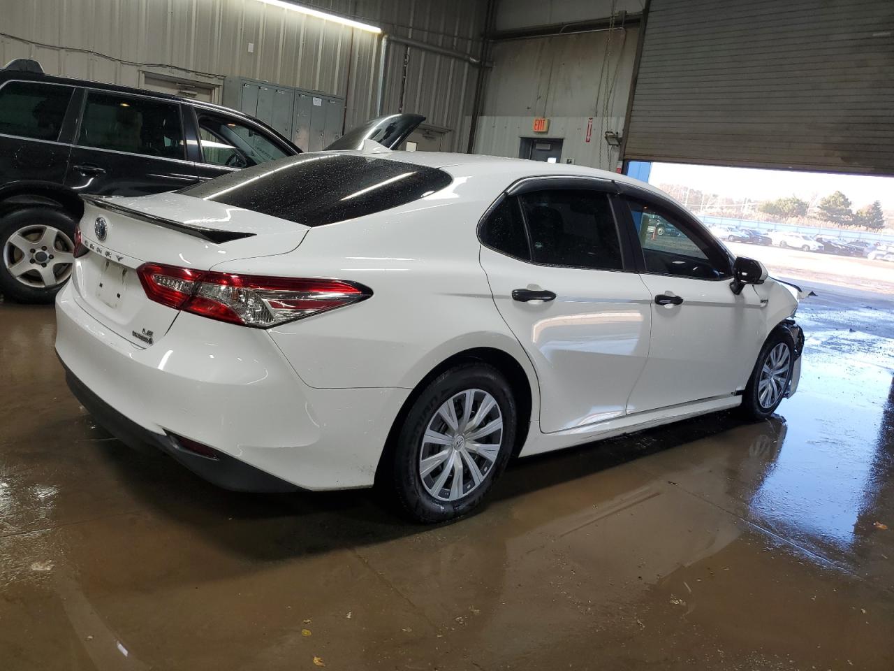 Toyota Camry Le Image 8