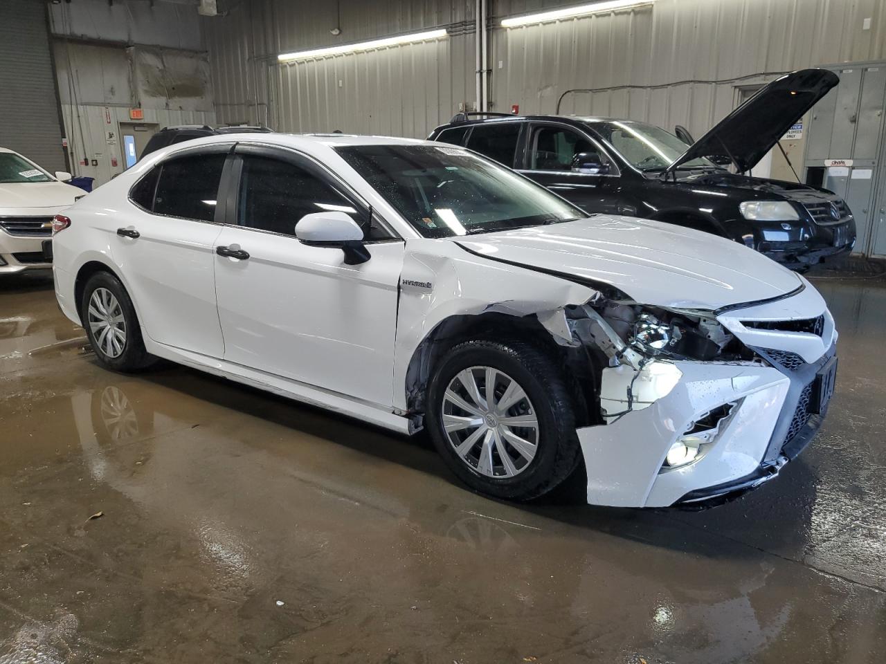 Toyota Camry Le Image 6