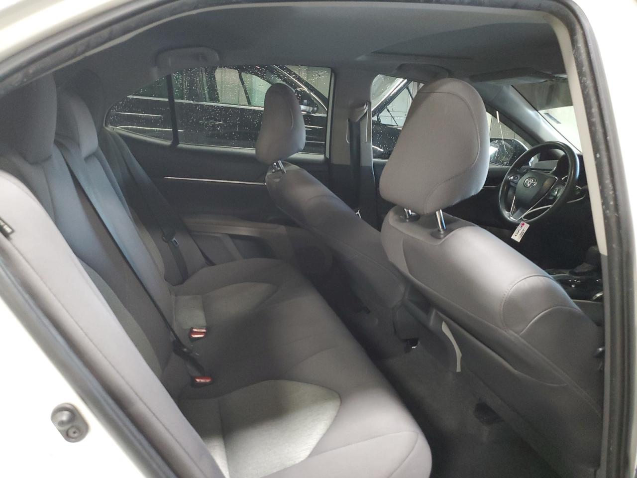 Toyota Camry Le Image 12