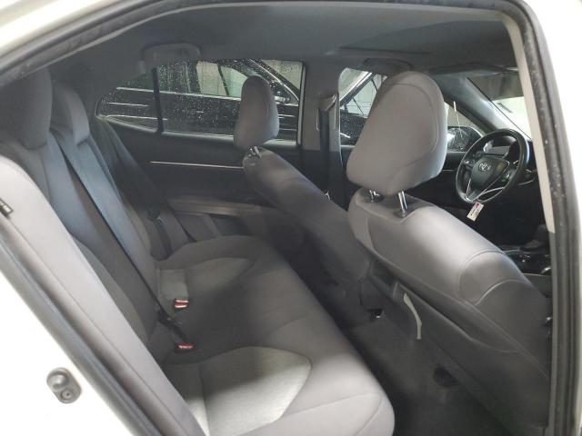 Toyota Camry Le Image 12