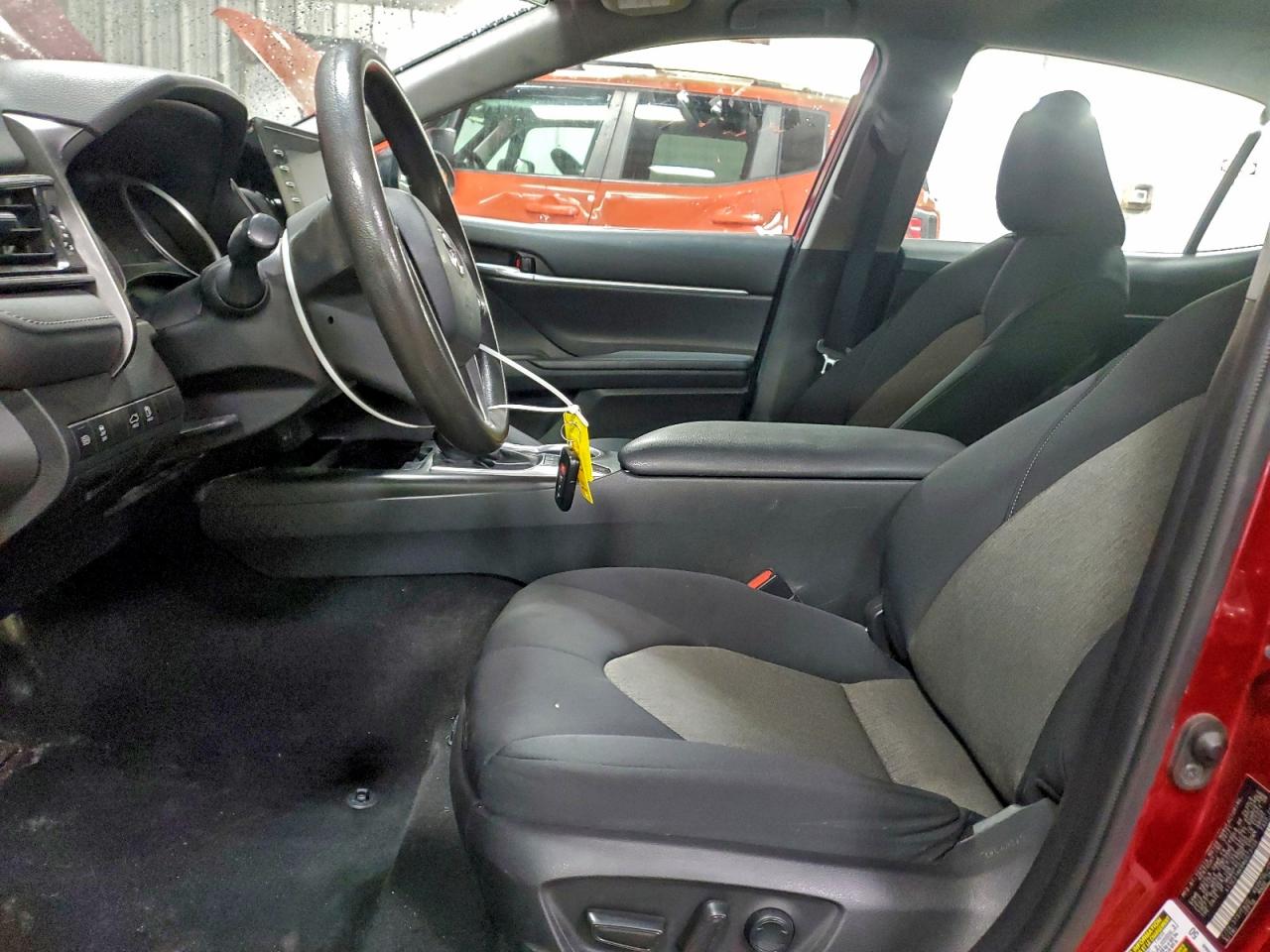 Toyota Camry Le Image 6