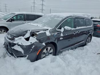  Salvage Chrysler Pacifica