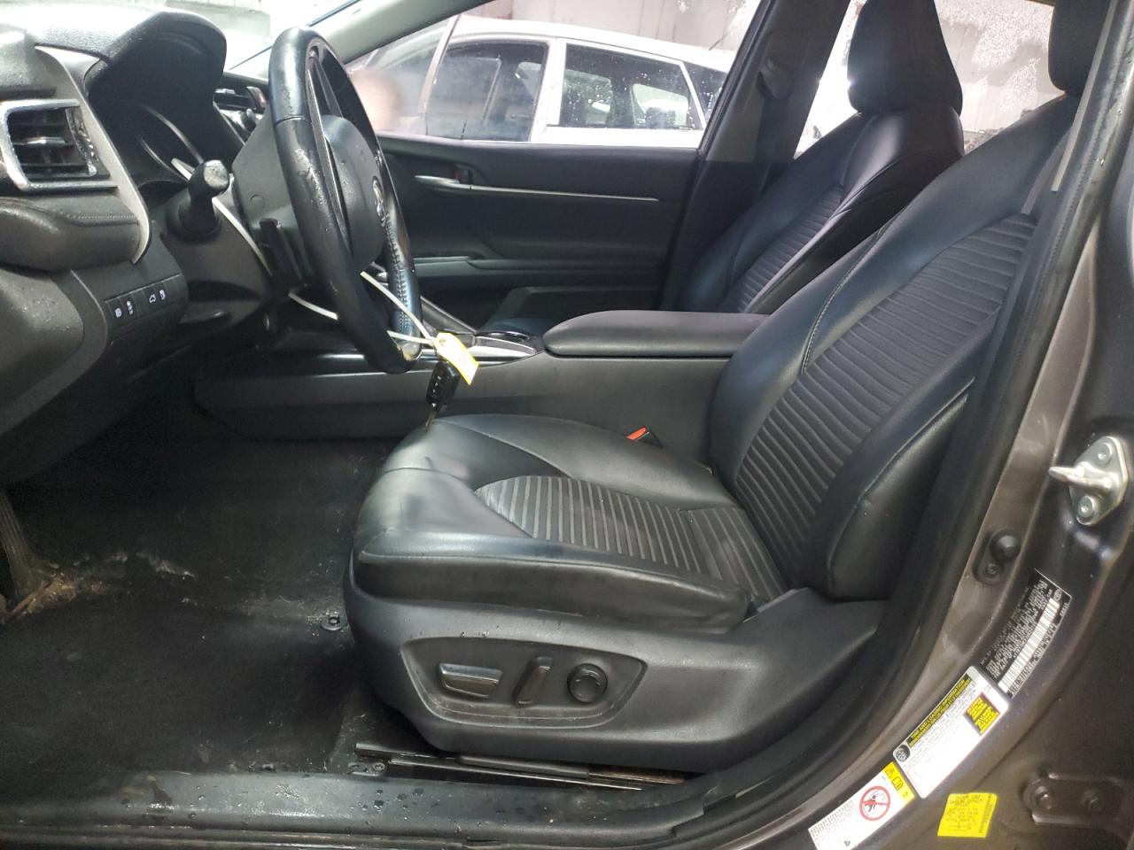 Toyota Camry L Image 9