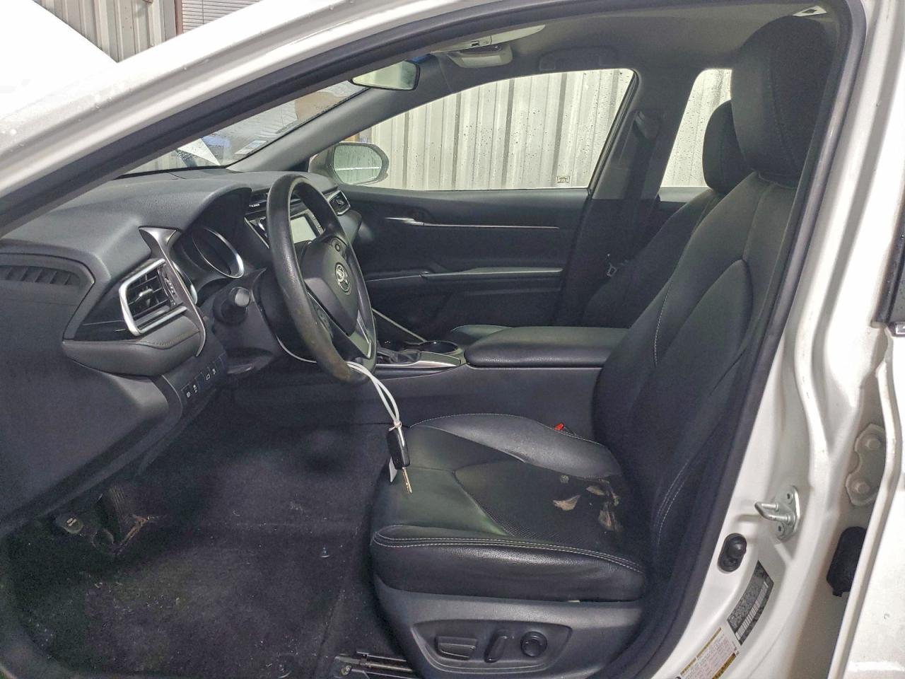 Toyota Camry L Image 10