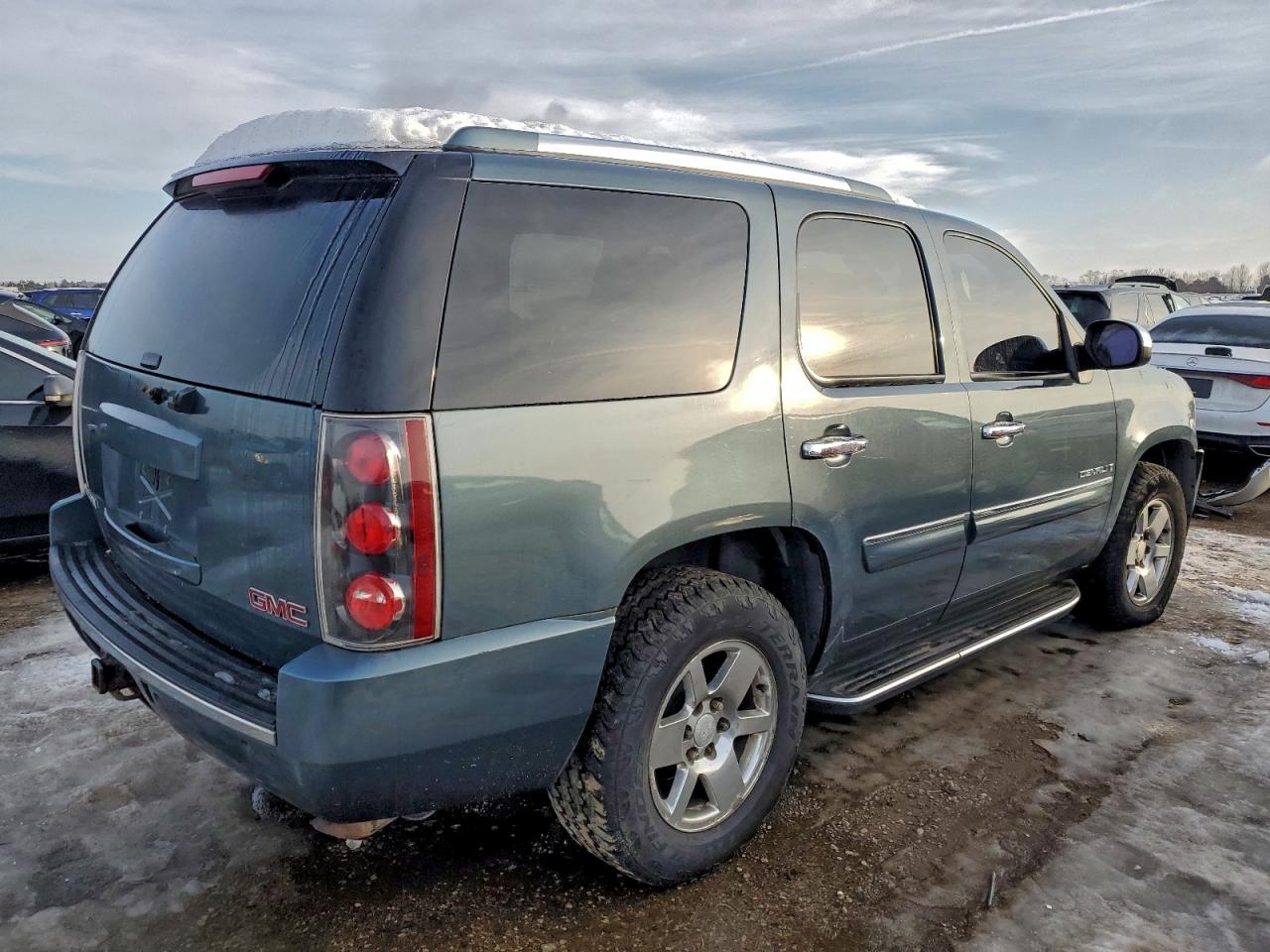 GMC Yukon Denali Image 3