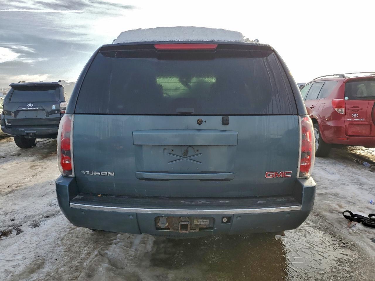 GMC Yukon Denali Image 7