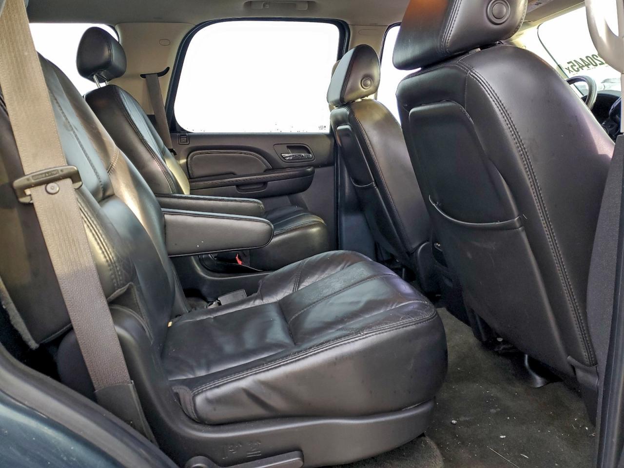 GMC Yukon Denali Image 11