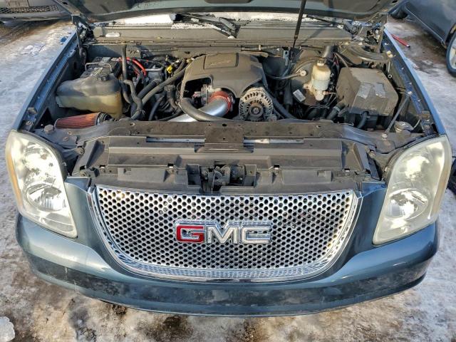 GMC Yukon Denali Image 12