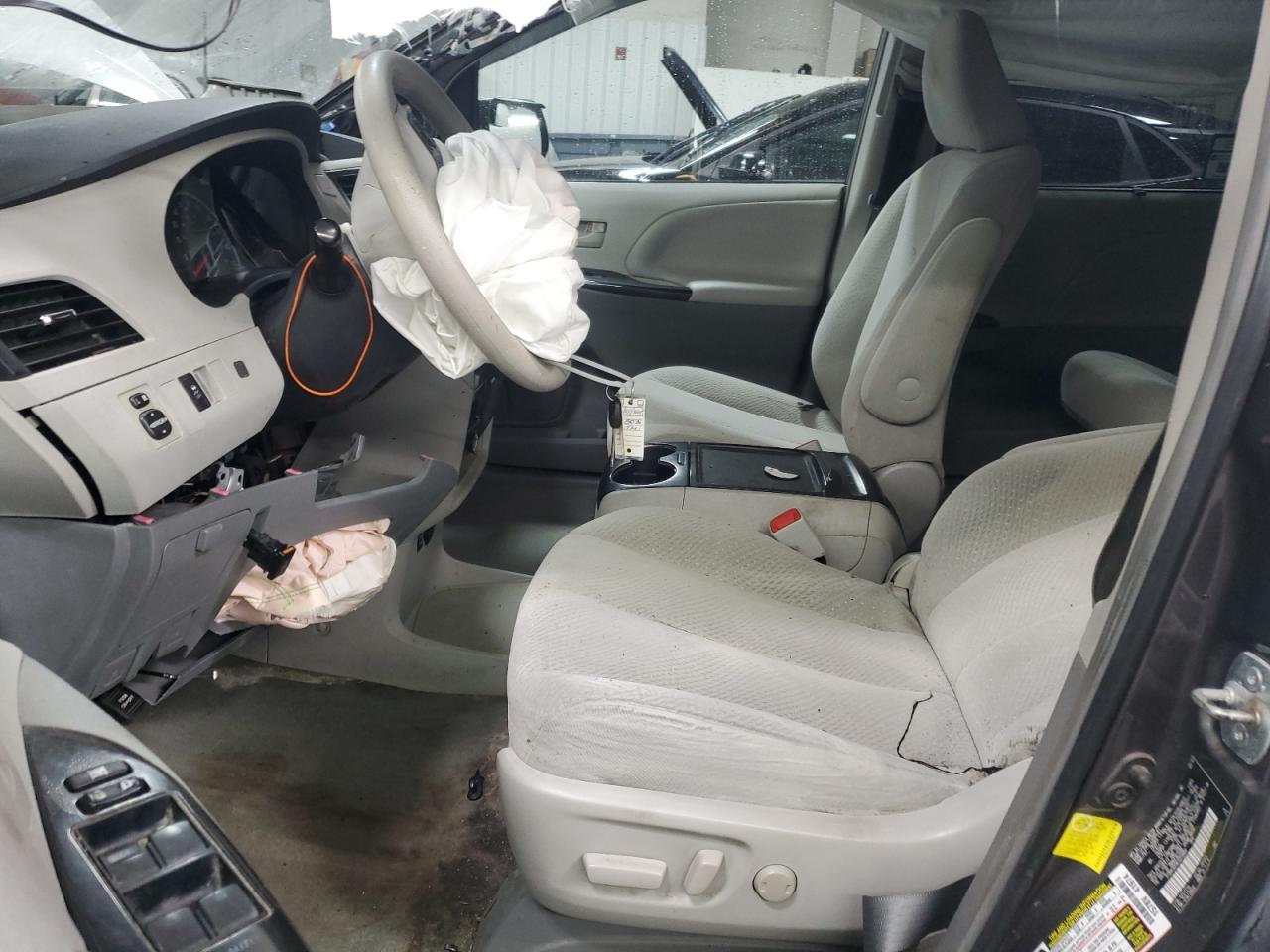 Toyota Sienna Le Image 6