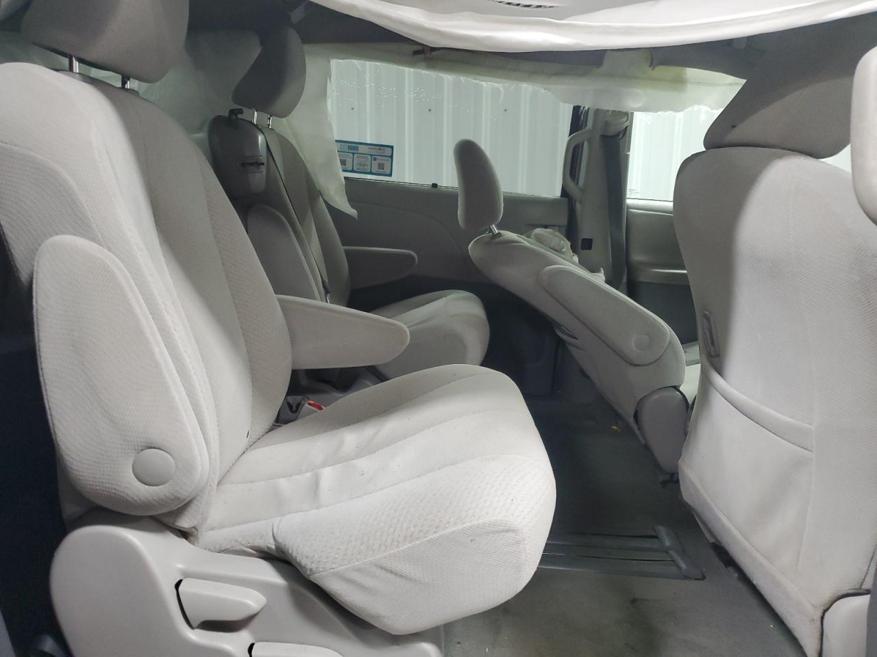 Toyota Sienna Le Image 13