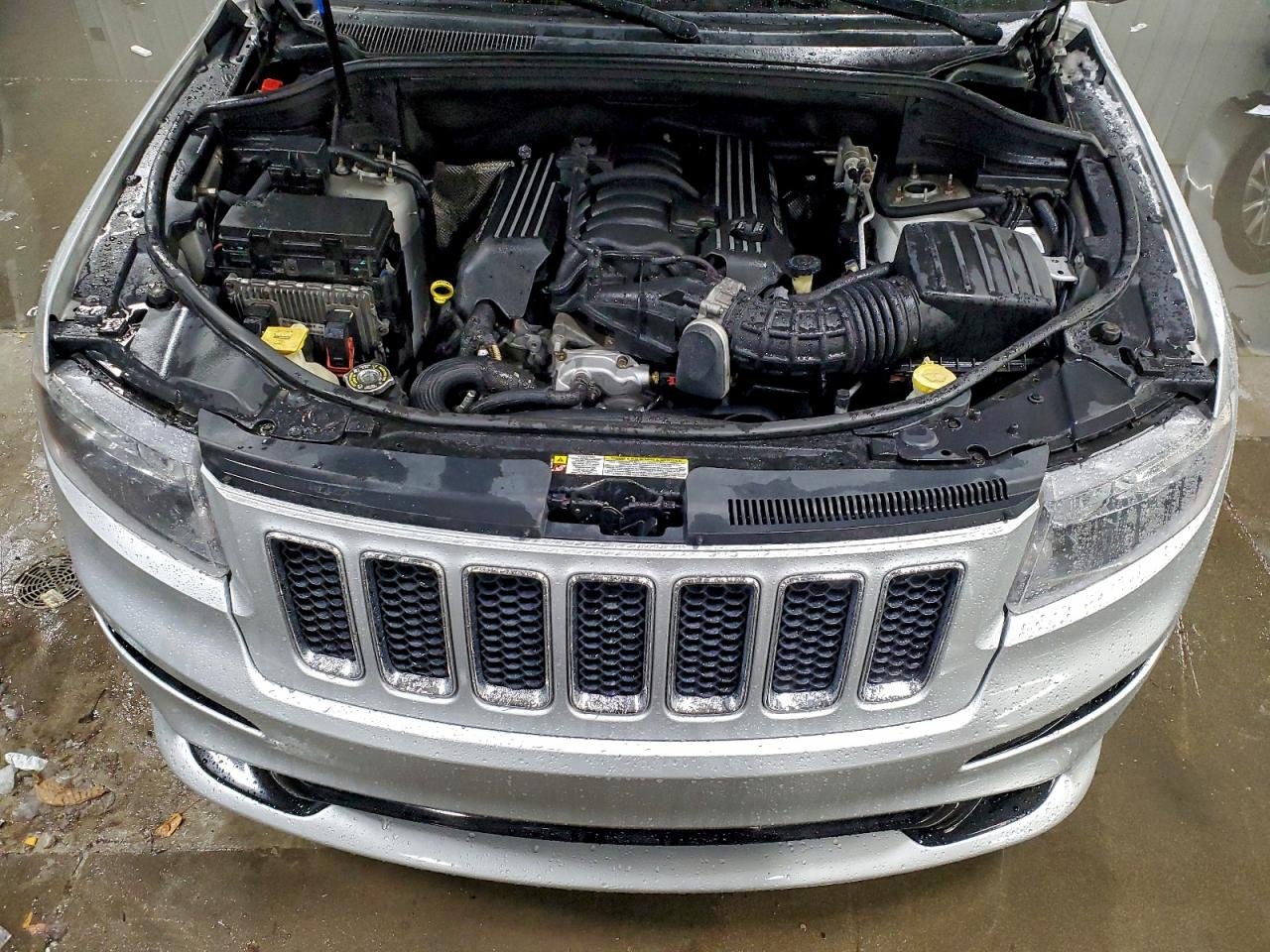 Jeep Grand Cherokee Srt-8 Image 11