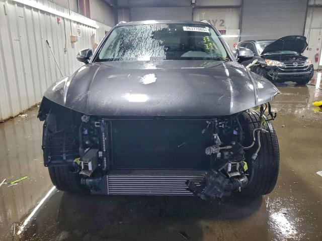 Audi Q5 Premium 45 Image 2