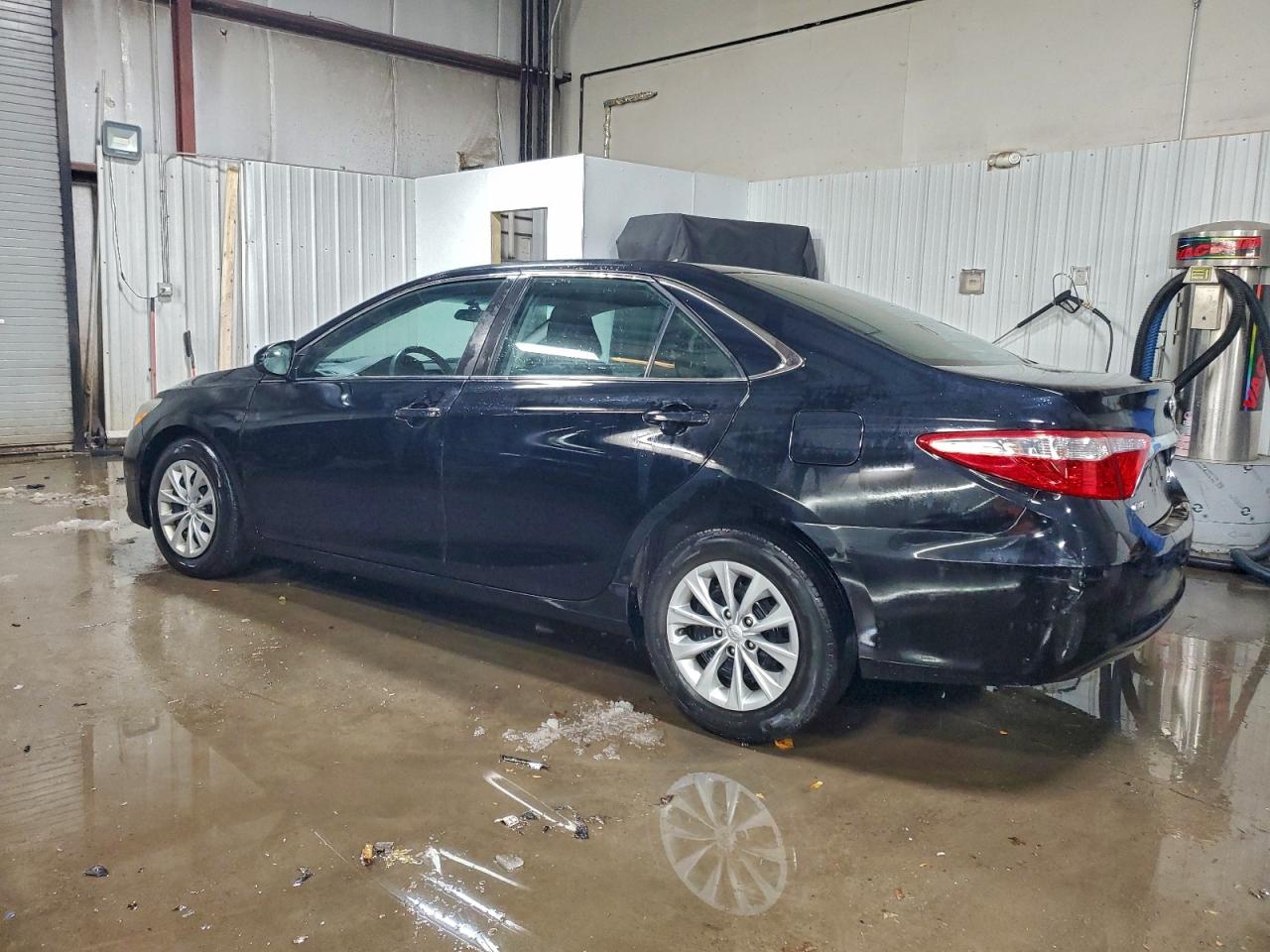 Toyota Camry Le Image 12