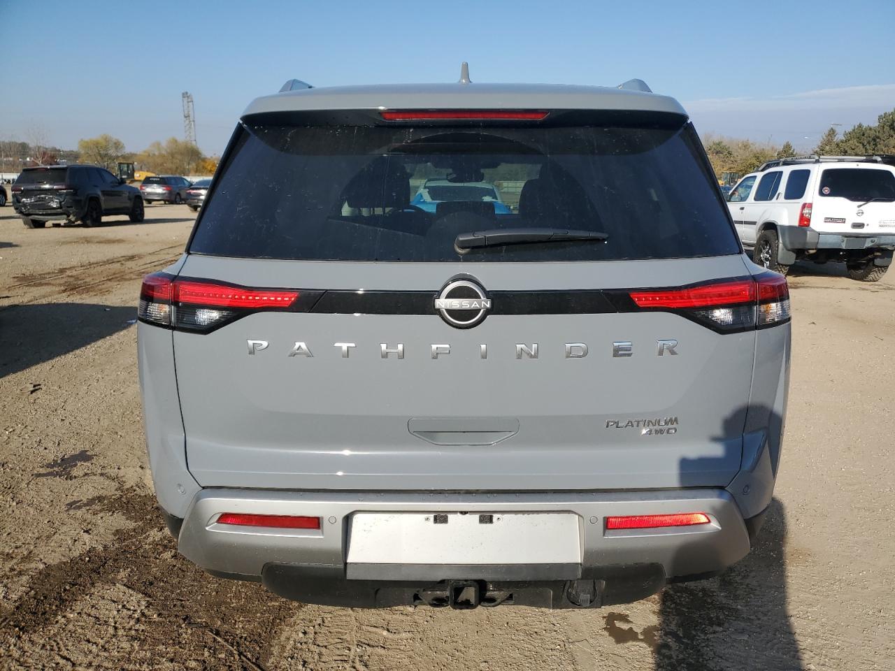 Nissan Pathfinder Platinum Image 3