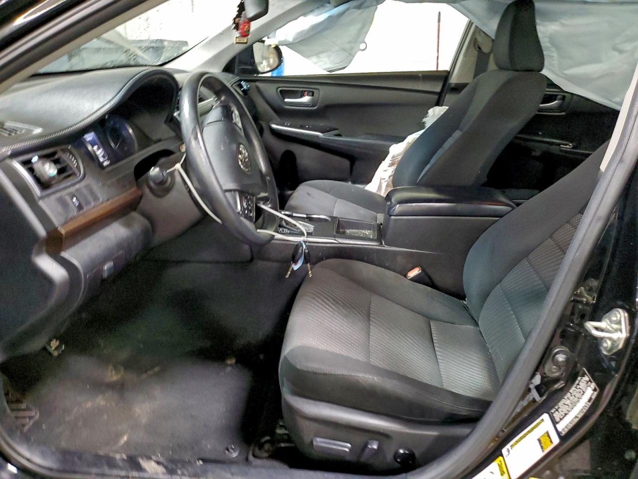 Toyota Camry Le Image 6