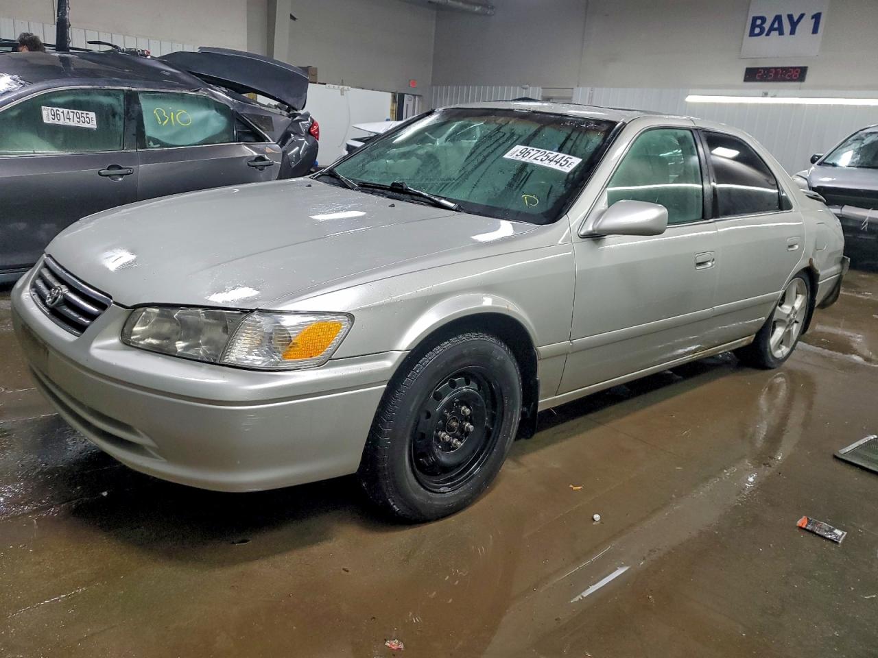Toyota Camry Le Image 1