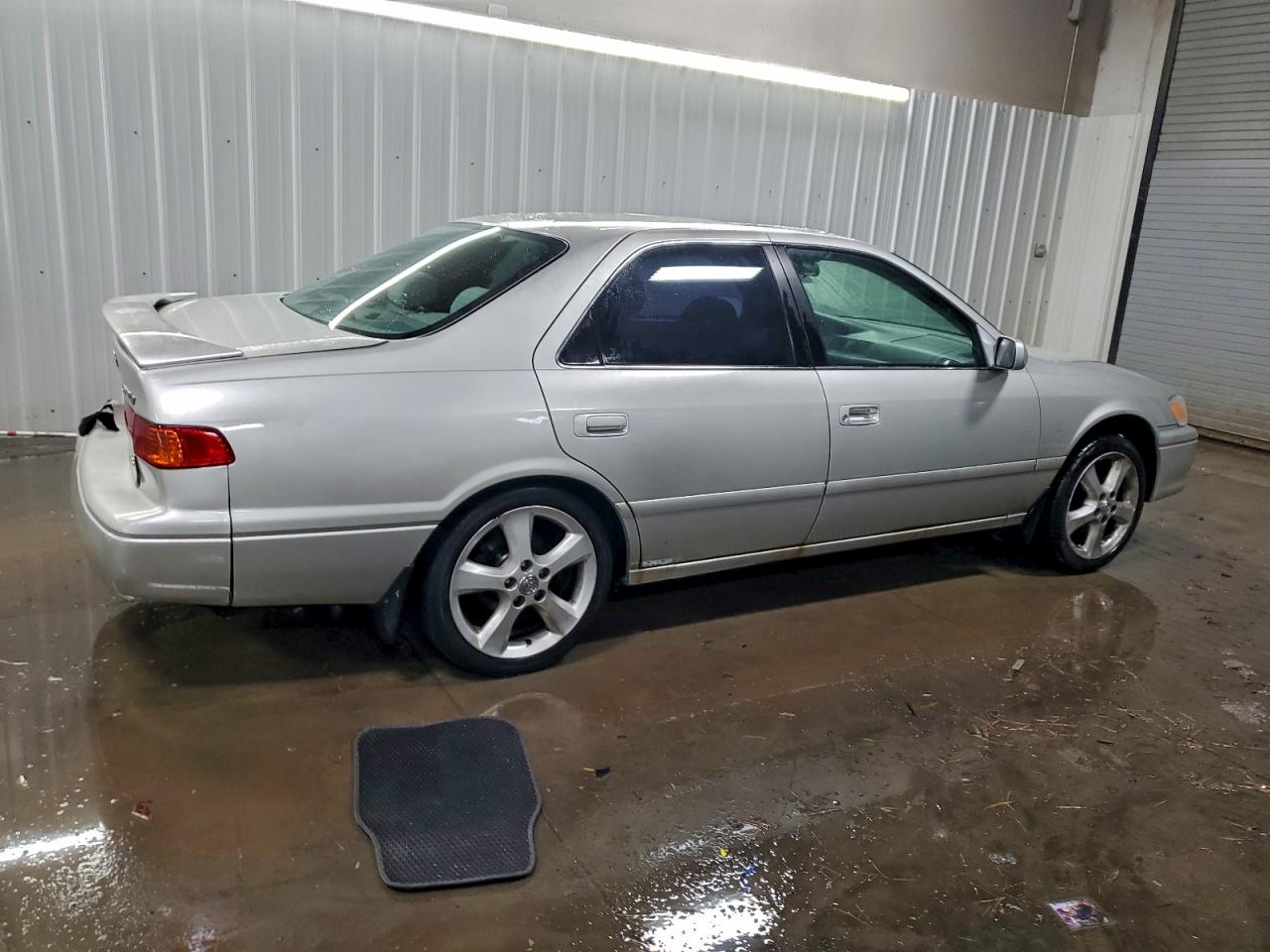 Toyota Camry Le Image 3