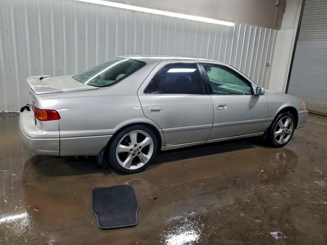 Toyota Camry Le Image 3