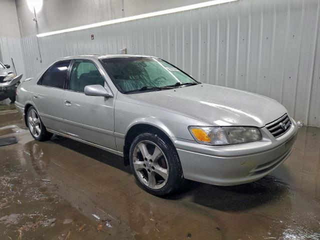 Toyota Camry Le Image 9