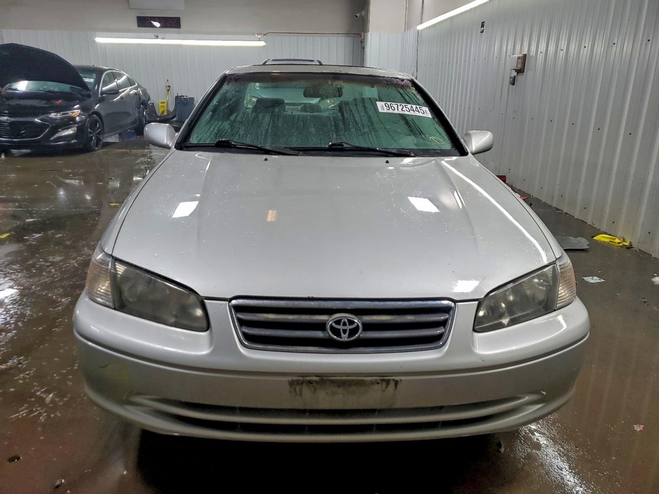 Toyota Camry Le Image 7