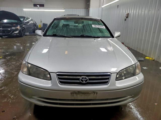 Toyota Camry Le Image 7