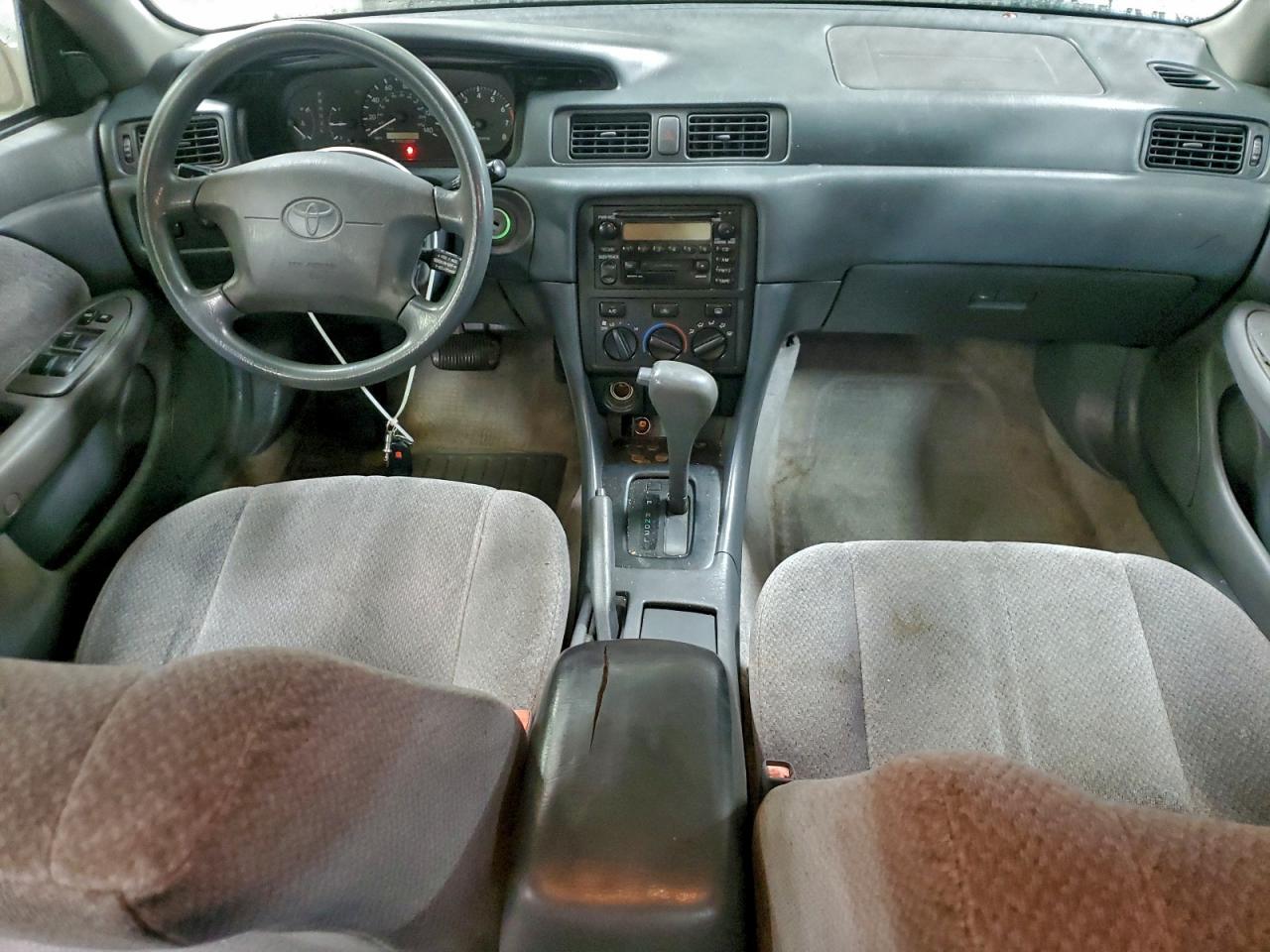 Toyota Camry Le Image 13