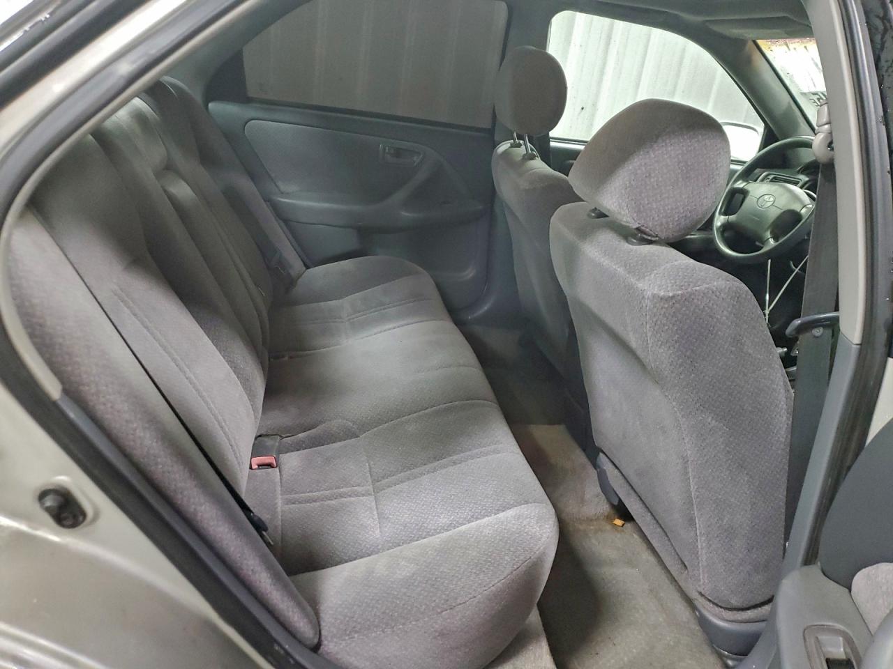 Toyota Camry Le Image 8