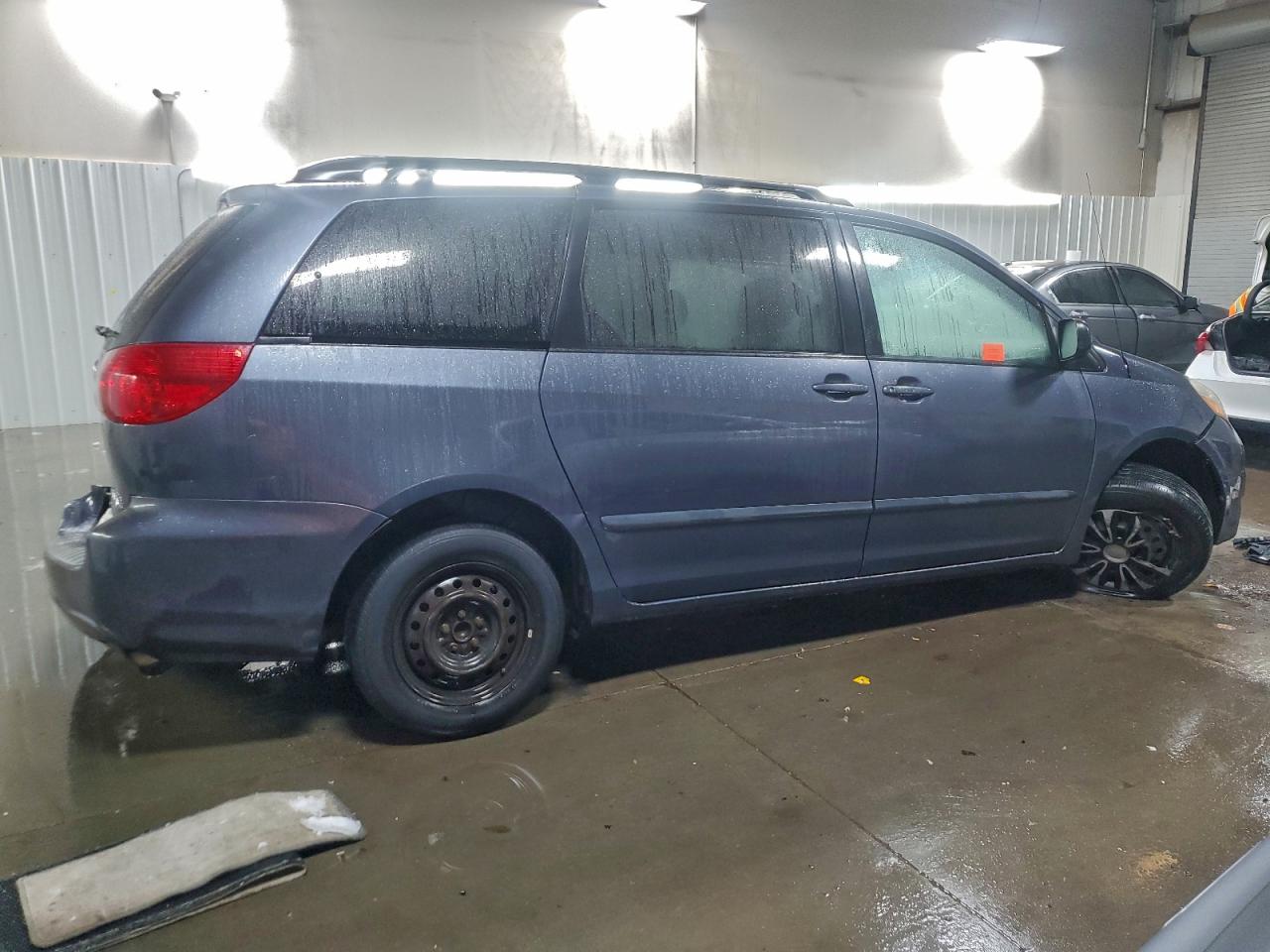 Toyota Sienna Ce Image 3