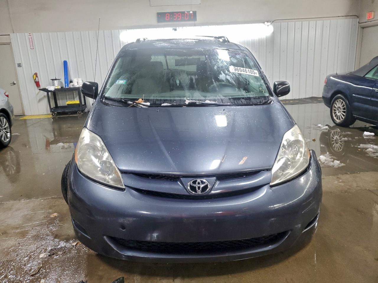 Toyota Sienna Ce Image 7