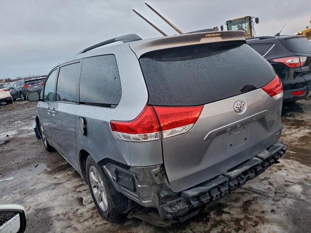 Toyota Sienna Le Image 2