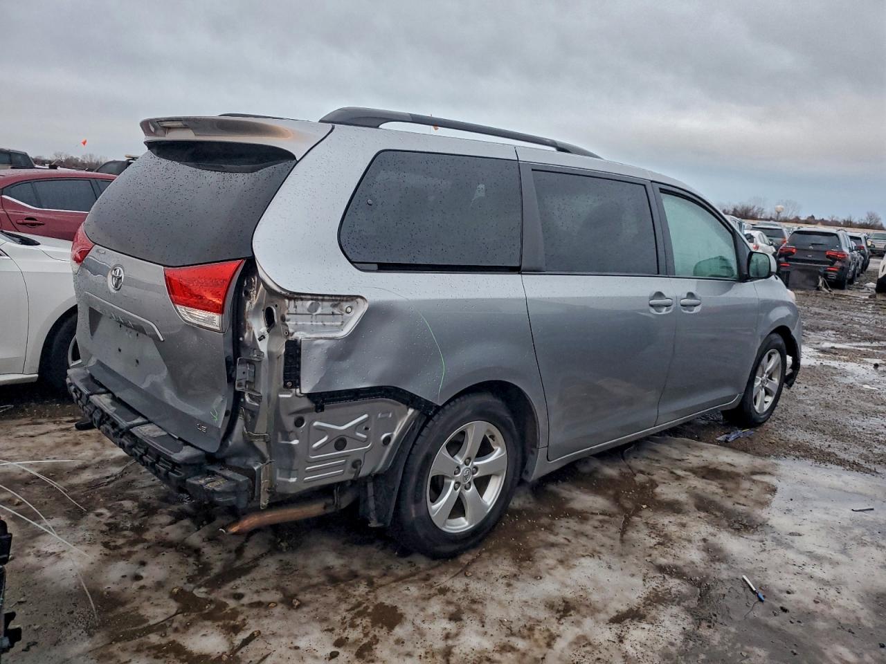 Toyota Sienna Le Image 4