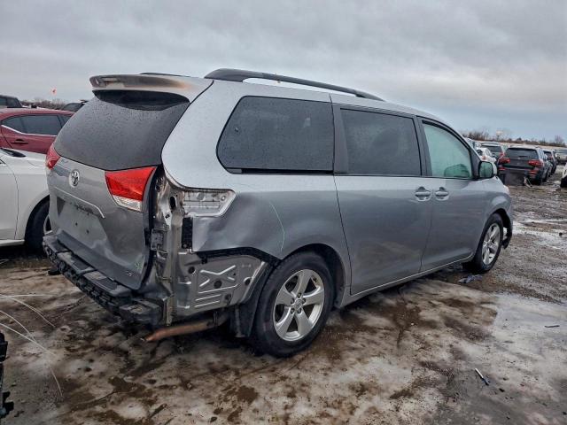 Toyota Sienna Le Image 4