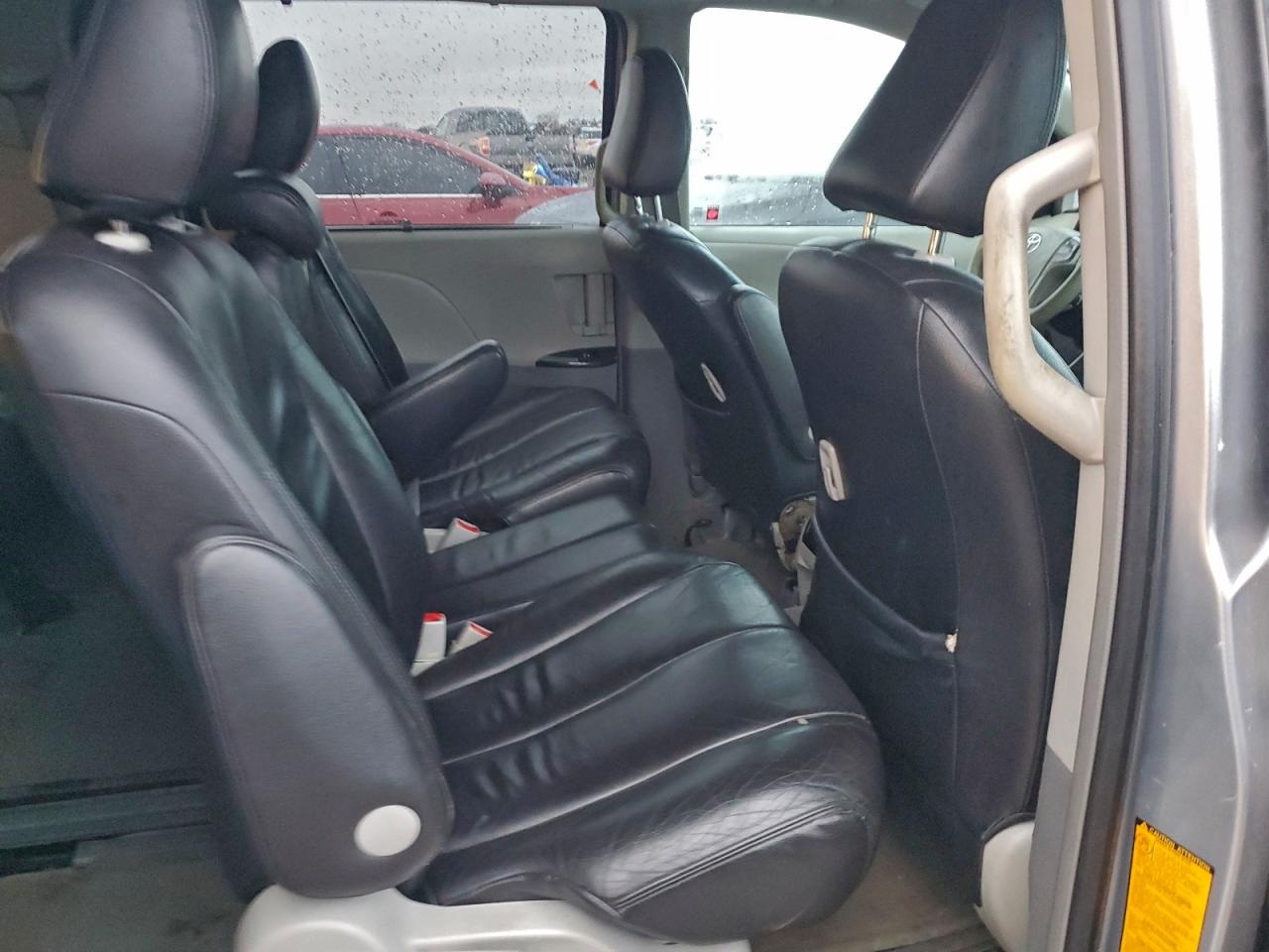 Toyota Sienna Le Image 12