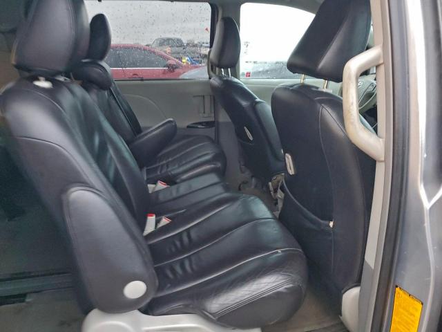 Toyota Sienna Le Image 12