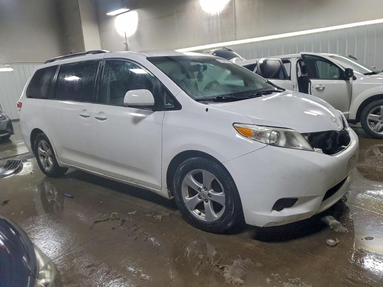 Toyota Sienna Le Image 10