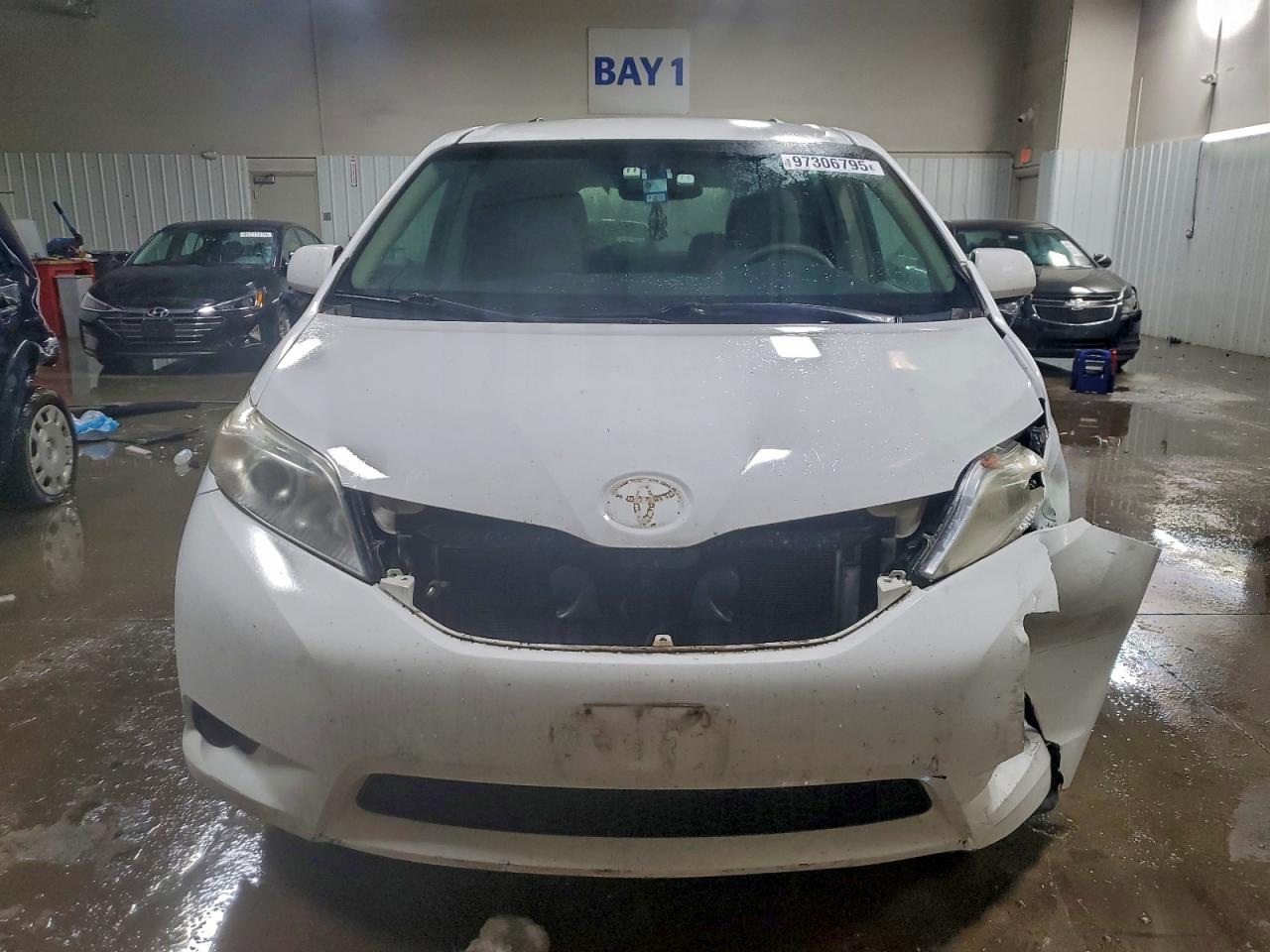 Toyota Sienna Le Image 5